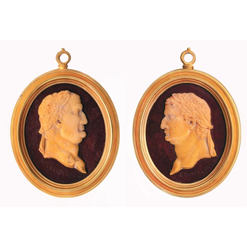 Coppia di profili d’imperatori romani in marmo giallo antico su rosso antico nelle loro cornici in bronzo dorato